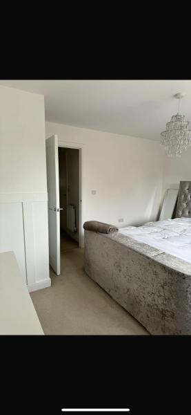 Private Double Room In Three Bedroom Townhouse Shared with Live In Host